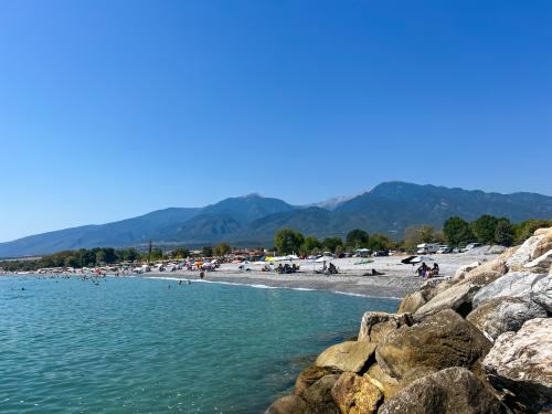 scenic_gritsa_beach_with_a_view_of_mount_olympus