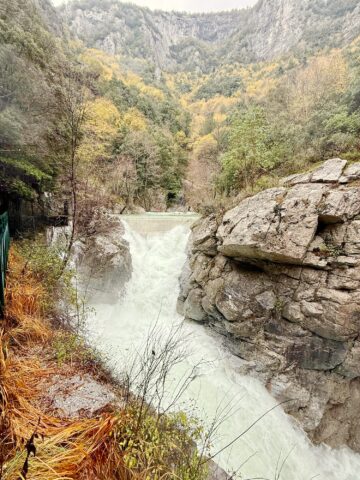 Olymp Wasserfall — Enipeas-Schlucht bei Litochoro im Frühling