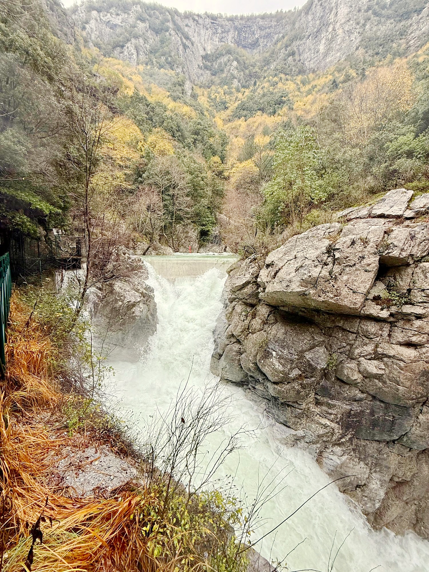 Olymp Wasserfall — Enipeas-Schlucht bei Litochoro im Frühling