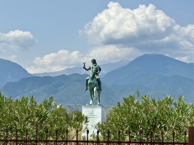 Aktivitäten in Litochoro — Statue des Alexander den Großen mit dem Olymp im Hintergrund
