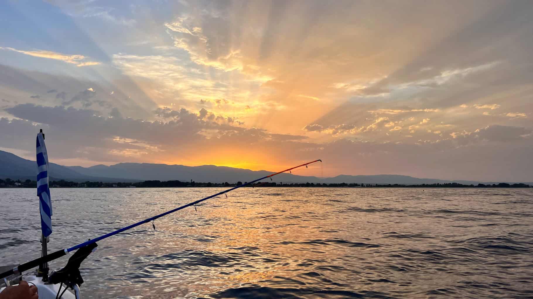 Angeln in Gritsa bei Sonnenuntergang auf der Ägäis