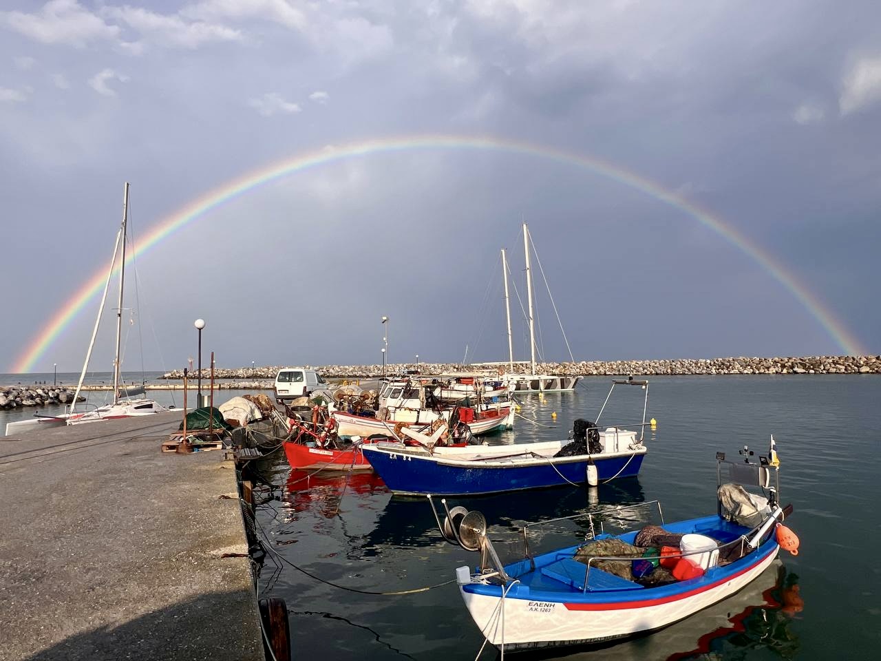 Doppio arcobaleno sul porto peschereccio di Gritsa dopo una pioggia primaverile