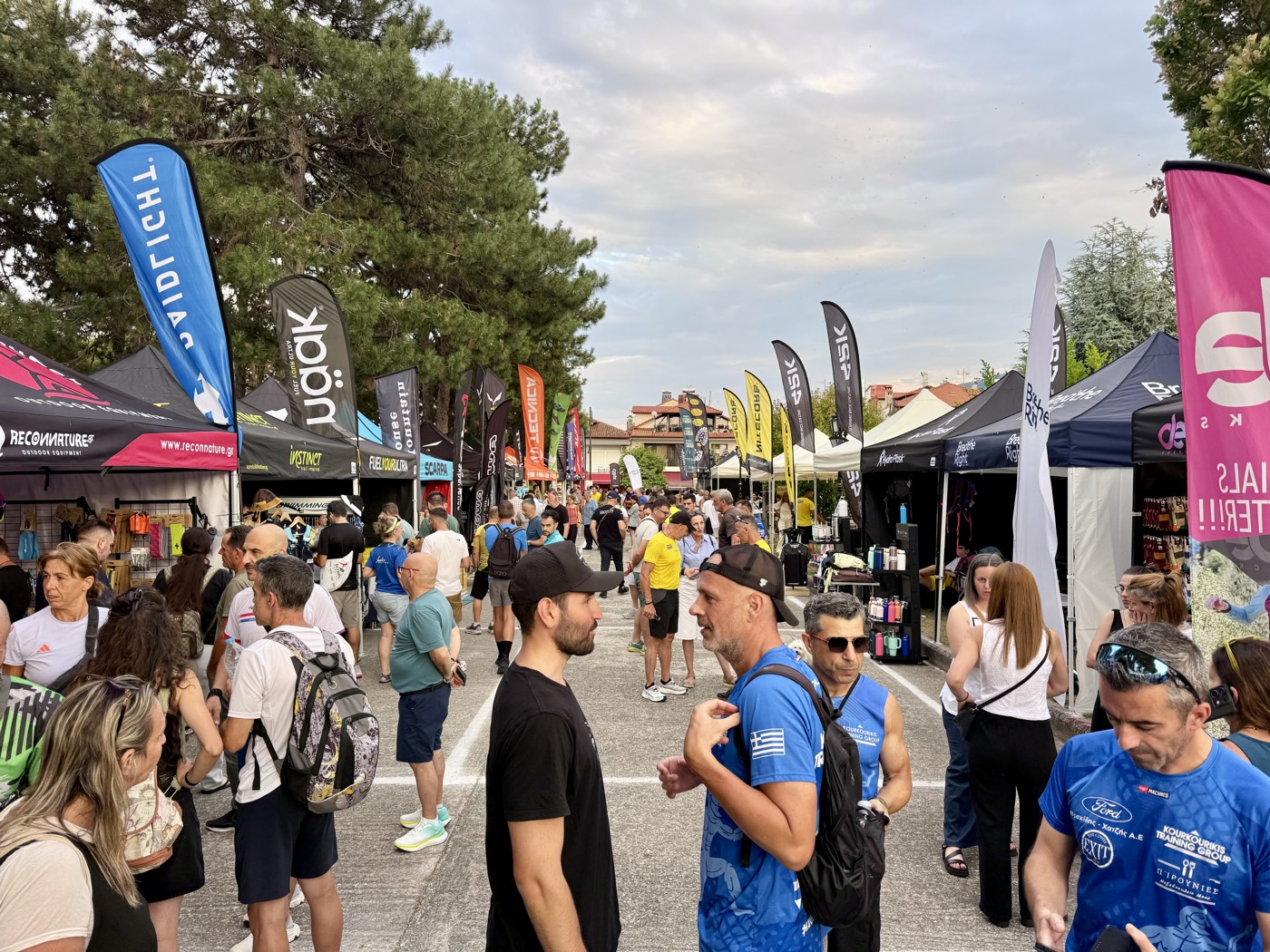 Olympus Marathon în Litochoro 2026 zonă expo cu corturi sponsori și alergători